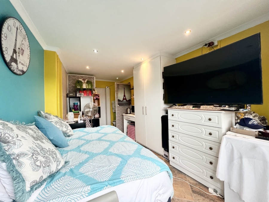 5 Bedroom Property for Sale in Parklands North Western Cape